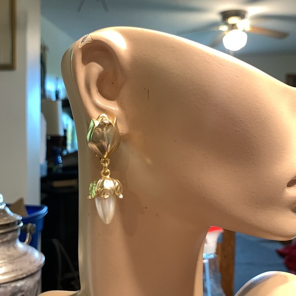 BOLD GOLD FLOWER AND PEARL DROP CLIP ON EARRINGS - Picture 2 of 13